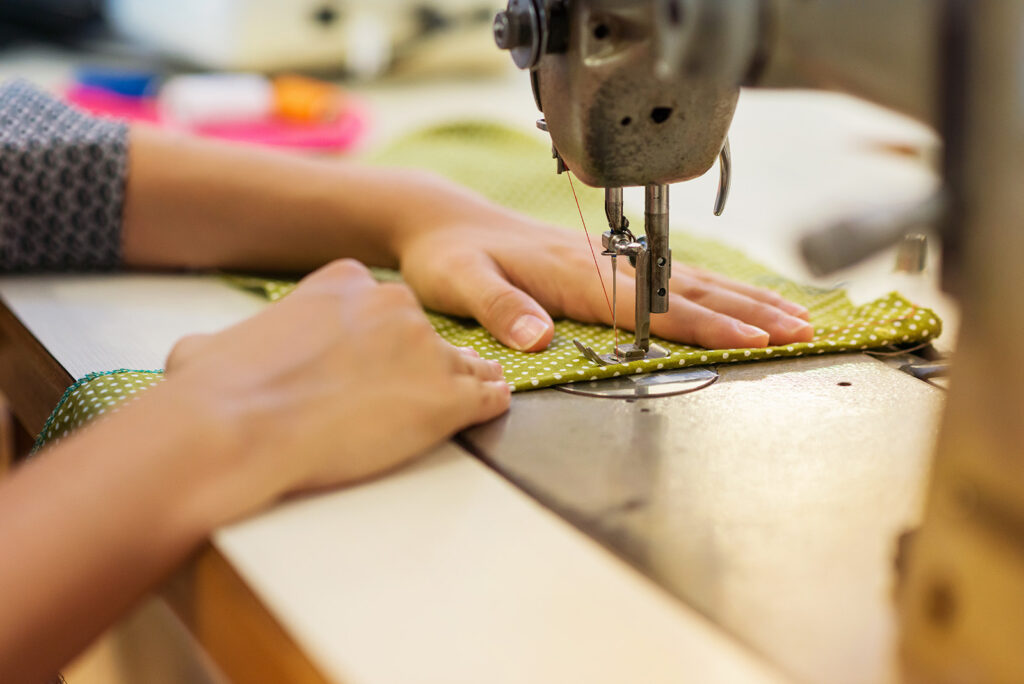 Maquina de coser domestica en Castellón. Cliente cosiendo con la maquina de coser.